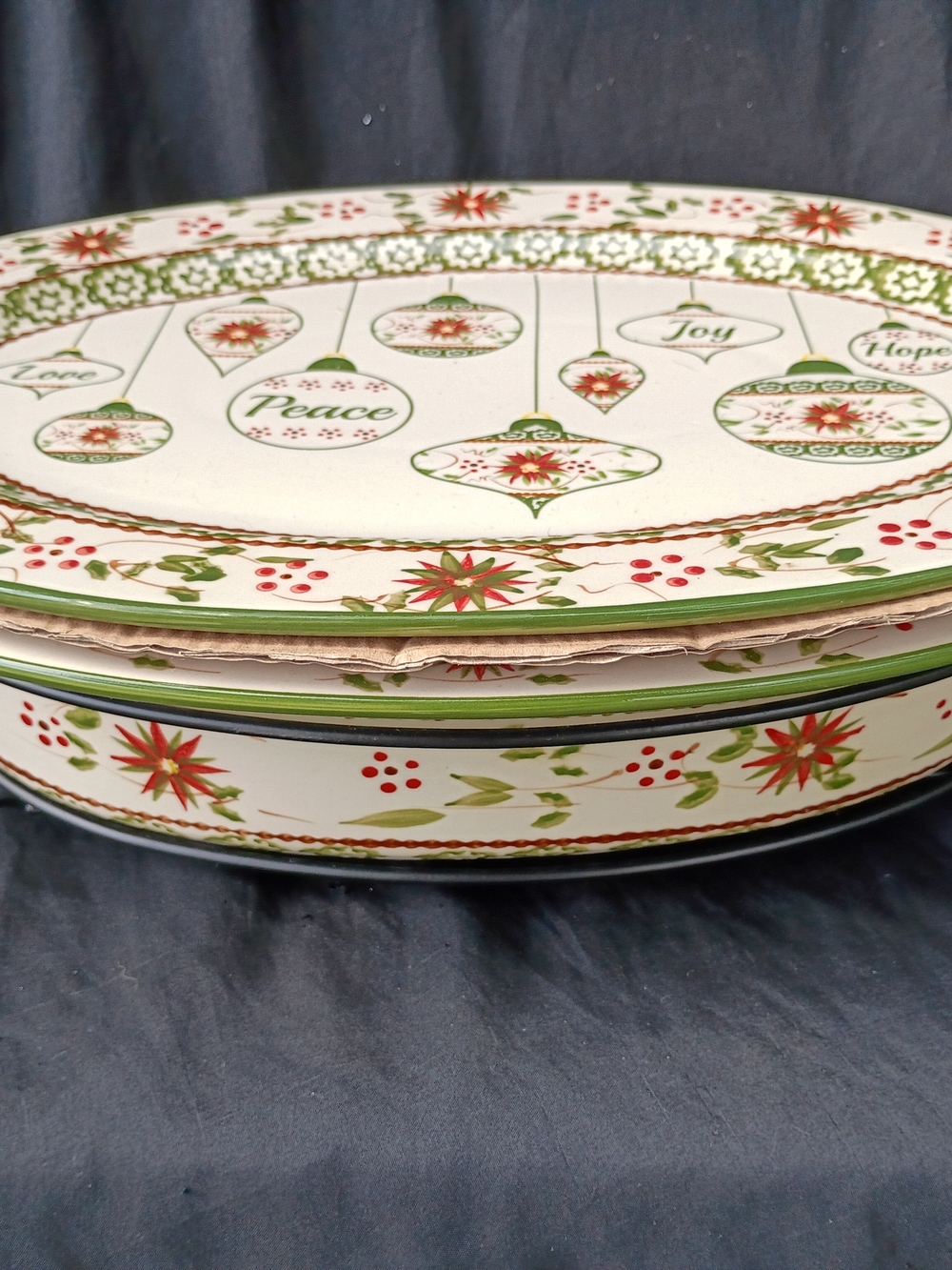 Old World Poinsettia Temptations 3 Qt Baker with Lid It And Rack NEW